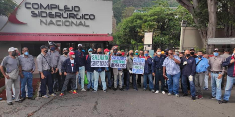 Los trabajadores del Complejo Siderúrgico Nacional, en la Zona Industrial Santa Cruz, en Guarenas, insisten ante las autoridades, por la reivindicación de sus derechos 
CORTESIA