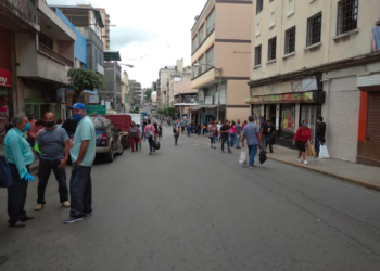 Oficiales intentaron controlar la afluencia de personas en el centro de la ciudad, pero la asistencia sigue siendo masiva 