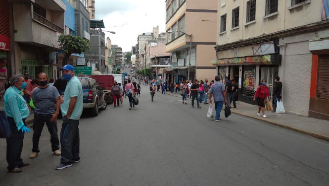 Oficiales intentaron controlar la afluencia de personas en el centro de la ciudad, pero la asistencia sigue siendo masiva 