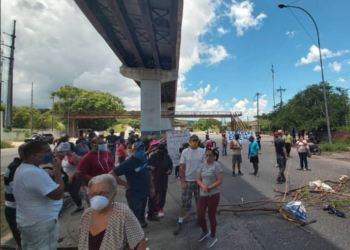 Los residentes de Nueva Casarapa salieron este domingo a la intercomunal Guarenas-Guatire, en una protesta cívica exigiendo a Hidrocapital que envíe agua a los distintos conjuntos residenciales