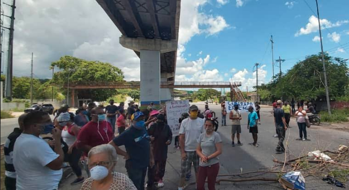 Los residentes de Nueva Casarapa salieron este domingo a la intercomunal Guarenas-Guatire, en una protesta cívica exigiendo a Hidrocapital que envíe agua a los distintos conjuntos residenciales