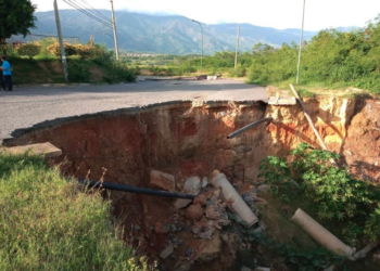 Derrumbamiento del talud en la curva de la parcela 20 en Ciudad Casarapa
FOTOS  / BRYAN CÁRDENAS