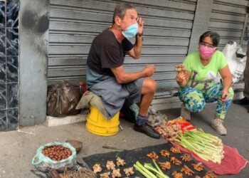 Dubell Aliotti sale todos los días a vender plantas medicinales en la avenida Baralt