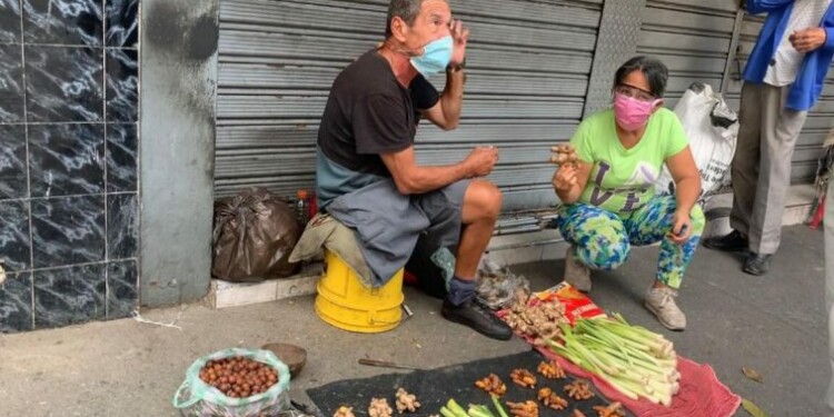 Dubell Aliotti sale todos los días a vender plantas medicinales en la avenida Baralt