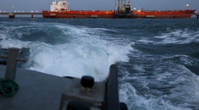 Un petrolero permanece atracado mientras se bombea petróleo en la terminal de barcos del complejo industrial José Antonio Anzoategui de Pdvsa