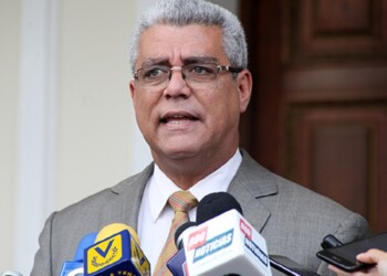Marquina criticó que los venezolanos paguen en dólares, pese a que cobran su salario en bolívares