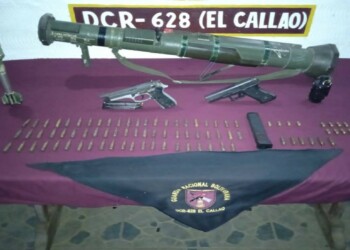 Las autoridades mostraron las armas incautadas en la operación