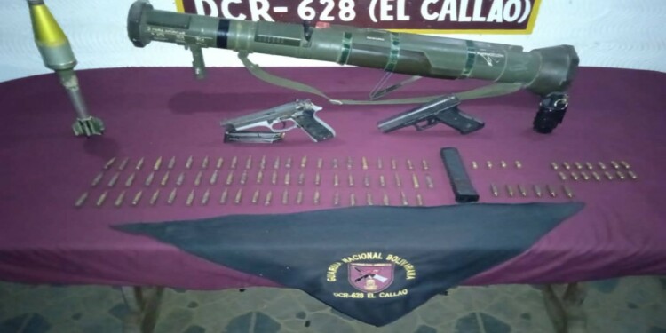 Las autoridades mostraron las armas incautadas en la operación