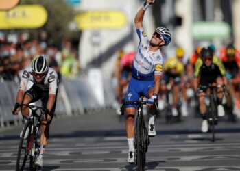 Alaphilippe (C) celebra la victoria en la segunda etapa del Tour de Francia sobre el suizo Marc Hirschi (I) y el británico Adam Yates (D)