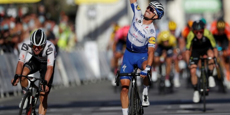 Alaphilippe (C) celebra la victoria en la segunda etapa del Tour de Francia sobre el suizo Marc Hirschi (I) y el británico Adam Yates (D)