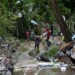 Residentes intentan rescatar sus pertenencias luego del desborde del río Magua, al noroeste de Santo Domingo, República Dominicana, el fin de semana