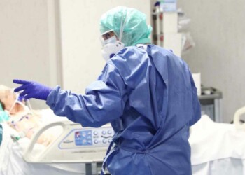 Brescia (Italy), 19/03/2020.- Healthcare personnel wearing protective suits and mask at work in the intensive care unit of the Brescia's Hospital, Italy, 19 March 2020. Italy has reported at least 35,713 confirmed cases of the COVID-19 disease caused by the SARS-CoV-2 coronavirus and 2,978 deaths so far. The Mediterranean country remains in total lockdown as the pandemic disease spreads through Europe. (Italia) EFE/EPA/FILIPPO VENEZIA