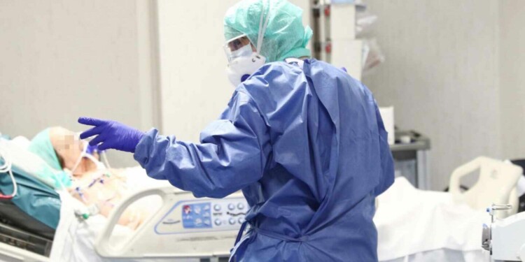 Brescia (Italy), 19/03/2020.- Healthcare personnel wearing protective suits and mask at work in the intensive care unit of the Brescia's Hospital, Italy, 19 March 2020. Italy has reported at least 35,713 confirmed cases of the COVID-19 disease caused by the SARS-CoV-2 coronavirus and 2,978 deaths so far. The Mediterranean country remains in total lockdown as the pandemic disease spreads through Europe. (Italia) EFE/EPA/FILIPPO VENEZIA