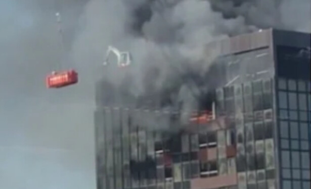El fuego se registró en el último piso de la edificación