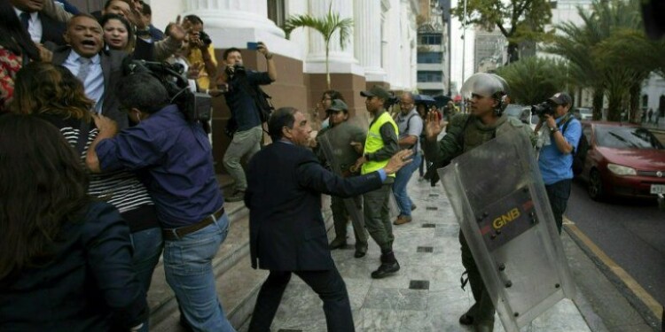 En numerosas oportunidades la Guardia Nacional Bolivariana (GNB) le dio un trato nada decente a los diputados la Asamblea Nacional