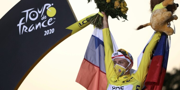 El ciclista esloveno Tadej Pogacar celebra en el podio, su coronación en la 107ª edición del Tour de Francia, el 20 de septiembre de 2020 en París