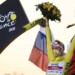 El ciclista esloveno Tadej Pogacar celebra en el podio, su coronación en la 107ª edición del Tour de Francia, el 20 de septiembre de 2020 en París