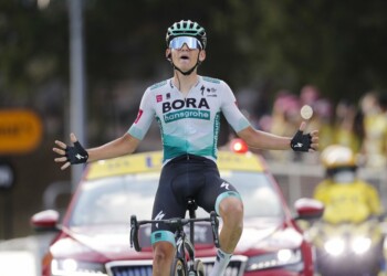 El alemán Lenard Kamna cruza la meta para ganar la 16ta etapa del Tour de Francia