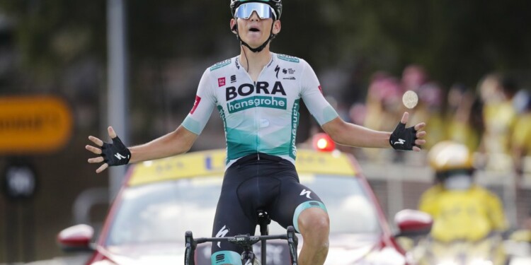 El alemán Lenard Kamna cruza la meta para ganar la 16ta etapa del Tour de Francia