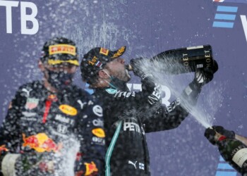 Valtteri Bottas de Mercedes bebe champaña tras ganar el Gran Premio de Rusia de la Fórmula Uno en Sochi, este domingo