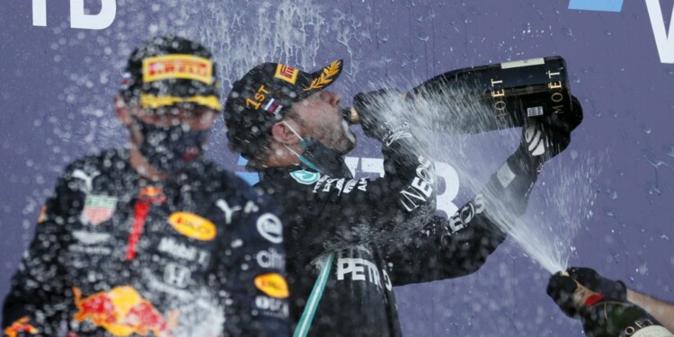 Valtteri Bottas de Mercedes bebe champaña tras ganar el Gran Premio de Rusia de la Fórmula Uno en Sochi, este domingo