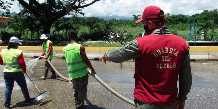 Se realizó  un operativo que consistió en el lavado y limpieza de la vialidad