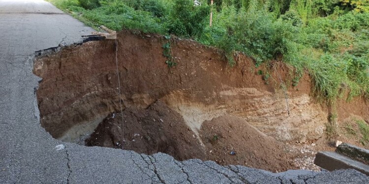 Conductores en riesgo de caer al vacío hacen un llamado a las autoridades