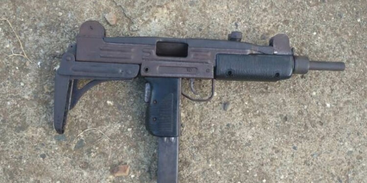 Un arma  de fuego, tipo subfusil, marca UZI, calibre 9mm, fue colectado en el procedimiento