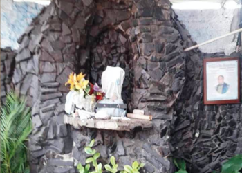 Los restos de la imagen de Nuestra Señora de Lourdes rodaron por el piso de la gruta que se hizo para su adoración 