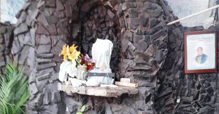 Los restos de la imagen de Nuestra Señora de Lourdes rodaron por el piso de la gruta que se hizo para su adoración 