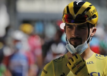 El ciclista francés tomó una botella de un miembro de su equipo cuando faltaban unos 18 kilómetros para la meta, una violación a los reglamentos de la prueba