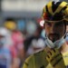 El ciclista francés tomó una botella de un miembro de su equipo cuando faltaban unos 18 kilómetros para la meta, una violación a los reglamentos de la prueba