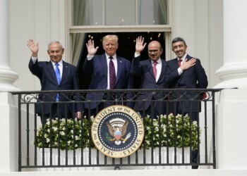 Netanyahu, Trump, Al Khalifa y al-NahyanAbraham saludando desde el balcón del Salón Azul de la Casa Blanca