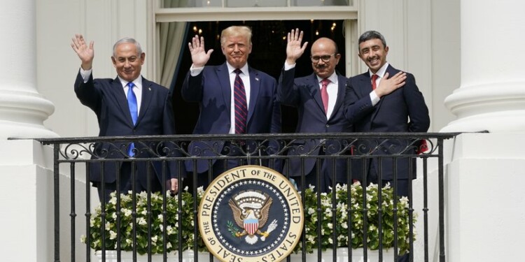 Netanyahu, Trump, Al Khalifa y al-NahyanAbraham saludando desde el balcón del Salón Azul de la Casa Blanca