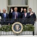 Netanyahu, Trump, Al Khalifa y al-NahyanAbraham saludando desde el balcón del Salón Azul de la Casa Blanca