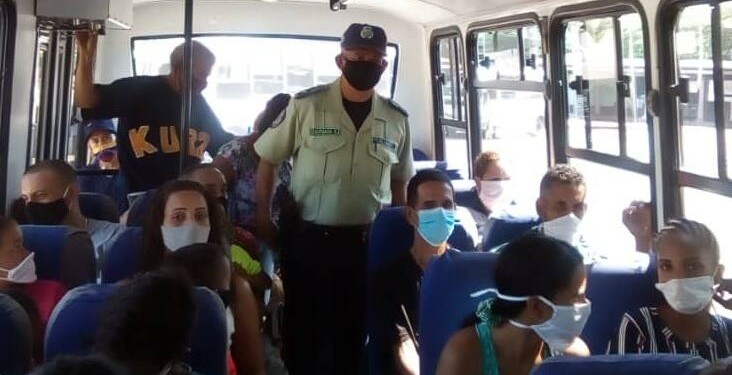 La Policía Municipal de Urdaneta chequea  el uso del tapaboca