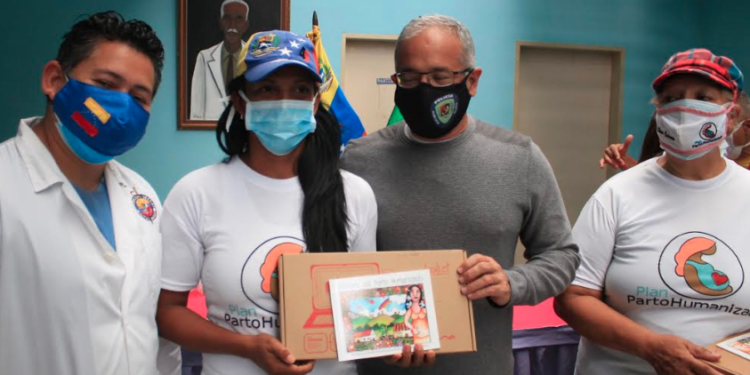 En el acto, el alcalde Luis Figueroa hizo entrega de una tablet como herramienta digital
CORTESIA / PRENSA AMP