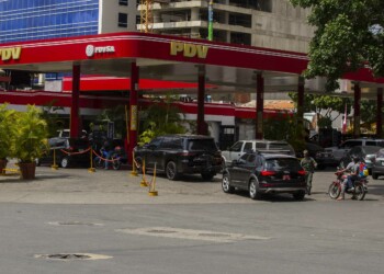 Las colas de gasolina se han convertido en el primer problema de los venezolanos