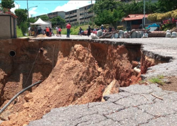 Deslizamiento del talud en una de las principales vías que conecta a las parcelas altas de dicho urbanismo
BRYAN CARDENAS