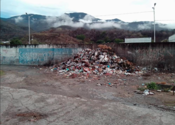 Una montaña de desechos se formó en la pared que separa esta comunidad de la Autopista Gran Mariscal de Ayacucho