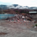 Una montaña de desechos se formó en la pared que separa esta comunidad de la Autopista Gran Mariscal de Ayacucho