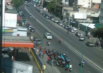 Así estaba ayer la cola de una estación de servicio en la avenida Francisco de Miranda, de Caracas