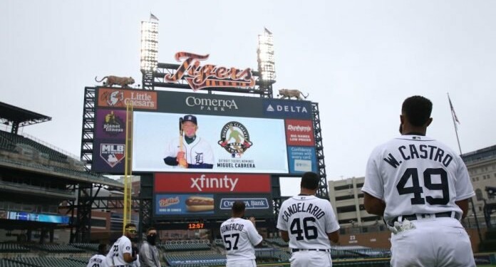 Los jugadores de los Tigres ven la pantalla gigante del Comerica Park