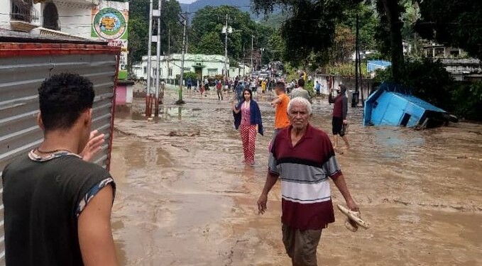 Las aguas arrasan todo a su paso