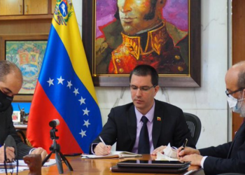 El Ministro Riad Malki y su homólogo El Canciller Jorge Arreaza y su homólogo Riad Malki sostuvieron una reunión por videoconferencia en el que abordaron diversos temas de interés para el impulso de las relaciones entre Palestina y Venezuela