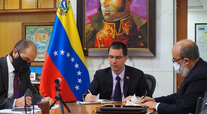 El Ministro Riad Malki y su homólogo El Canciller Jorge Arreaza y su homólogo Riad Malki sostuvieron una reunión por videoconferencia en el que abordaron diversos temas de interés para el impulso de las relaciones entre Palestina y Venezuela