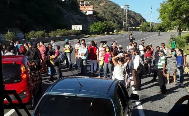 Ciudadanos protestan en el estado La Guaira, más específicamente en el  sector El Trébol (llegando a La Guaira), por problemas con el transporte en la entidad, el aumento del pasaje y los problemas de la gasolina