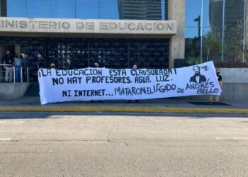 Los universitarios se presentaron con una pancarta en la sede del Ministeriod e Educación