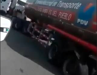Se aprecia como a este transporte de combustible se le dañaron sus cauchos a la entrada de una estación de servicio en una autopista GMA
