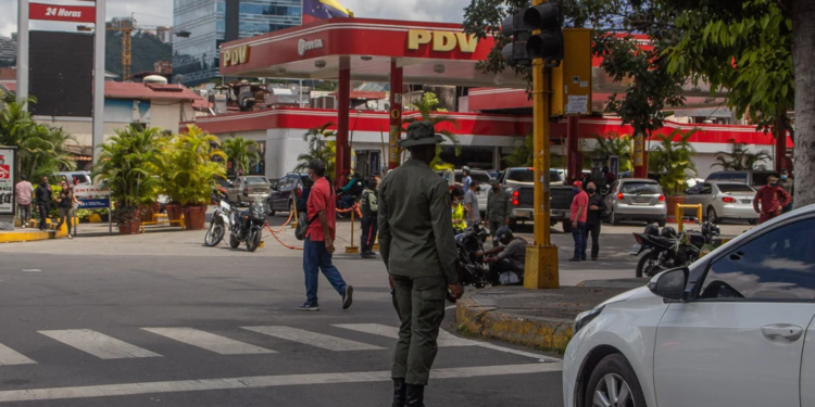 Largas colas se mantuvieron el fin de semana en gasolineras de toda la Gran CaracasFOTO ANDRÉS RODRÍGUEZ/EL PITAZO
